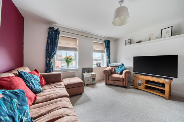 Peregrine Way, Warwick – Stunning 3 Bed Townhouse on Sought After Heathcote Development