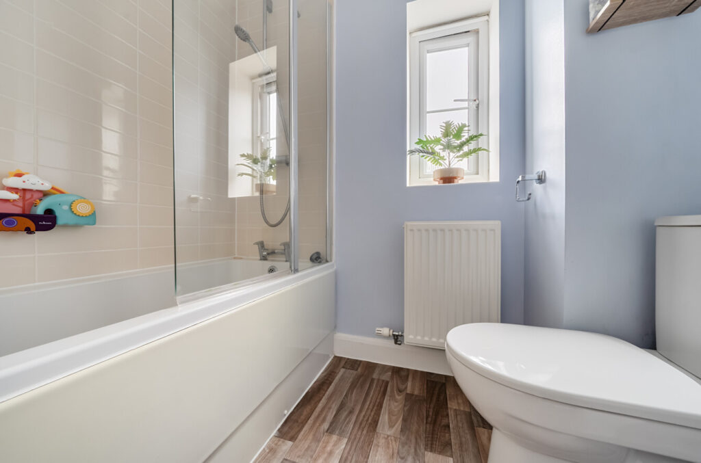 Peregrine Way, Warwick – Stunning 3 Bed Townhouse on Sought After Heathcote Development