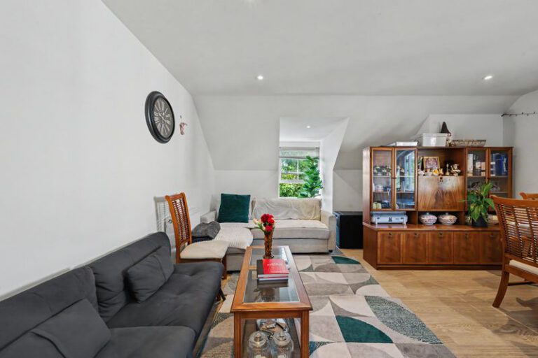 Reigate Hill, Wellingtonia Place, RH2
